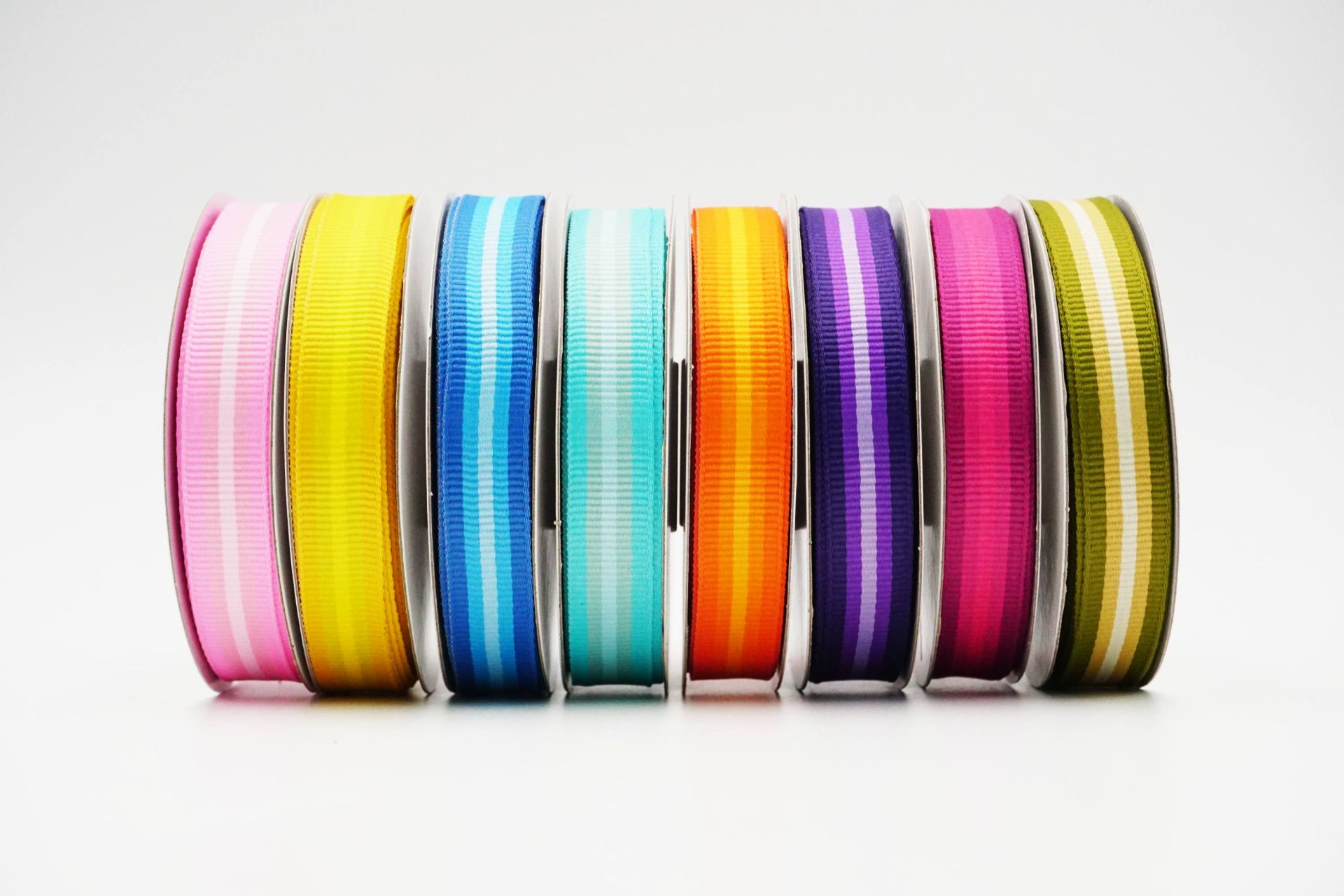 Värikkäät raitakudotut nauhat